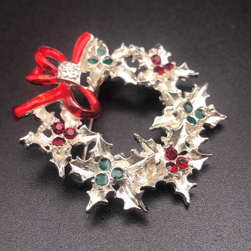 Vintage NEW VIEW holly wreath brooch Christmas pin